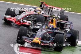 14.09.2008 Monza, Italy,  Mark Webber (AUS), Red Bull Racing, RB4 and Lewis Hamilton (GBR), McLaren Mercedes, MP4-23 - Formula 1 World Championship, Rd 14, Italian Grand Prix, Sunday Race