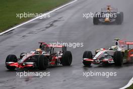 14.09.2008 Monza, Italy,  Lewis Hamilton (GBR), McLaren Mercedes, Giancarlo Fisichella (ITA), Force India F1 Team  - Formula 1 World Championship, Rd 14, Italian Grand Prix, Sunday Race