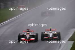 14.09.2008 Monza, Italy,  Lewis Hamilton (GBR), McLaren Mercedes, Giancarlo Fisichella (ITA), Force India F1 Team  - Formula 1 World Championship, Rd 14, Italian Grand Prix, Sunday Race