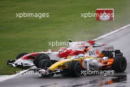 14.09.2008 Monza, Italy,  Fernando Alonso (ESP), Renault F1 Team, Timo Glock (GER), Toyota F1 Team  - Formula 1 World Championship, Rd 14, Italian Grand Prix, Sunday Race