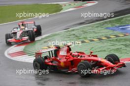 14.09.2008 Monza, Italy,  Kimi Raikkonen (FIN), Räikkönen, Scuderia Ferrari, F2008 leads Lewis Hamilton (GBR), McLaren Mercedes, MP4-23 - Formula 1 World Championship, Rd 14, Italian Grand Prix, Sunday Race