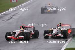 14.09.2008 Monza, Italy,  Lewis Hamilton (GBR), McLaren Mercedes, Giancarlo Fisichella (ITA), Force India F1 Team  - Formula 1 World Championship, Rd 14, Italian Grand Prix, Sunday Race