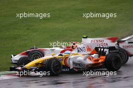 14.09.2008 Monza, Italy,  Fernando Alonso (ESP), Renault F1 Team, Timo Glock (GER), Toyota F1 Team  - Formula 1 World Championship, Rd 14, Italian Grand Prix, Sunday Race