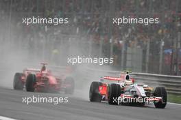 14.09.2008 Monza, Italy,  Giancarlo Fisichella (ITA), Force India F1 Team, VJM-01 leads Kimi Raikkonen (FIN), Räikkönen, Scuderia Ferrari, F2008 - Formula 1 World Championship, Rd 14, Italian Grand Prix, Sunday Race