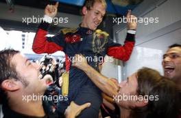 13.09.2008 Monza, Italy,  1st, Pole Position, Sebastian Vettel (GER), Scuderia Toro Rosso, STR03, Team celebration - Formula 1 World Championship, Rd 14, Italian Grand Prix, Saturday Qualifying
