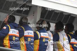13.09.2008 Monza, Italy,  Renault F1 Team pitwall - Formula 1 World Championship, Rd 14, Italian Grand Prix, Saturday Practice