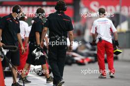 13.09.2008 Monza, Italy,  Scuderia Toro Rosso mechanics - Formula 1 World Championship, Rd 14, Italian Grand Prix, Saturday Practice