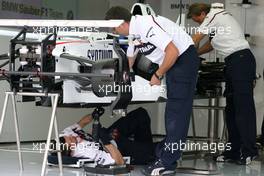 11.09.2008 MOnza, Italy,  BMW Sauber F1 Team mechanics - Formula 1 World Championship, Rd 14, Italian Grand Prix, Thursday