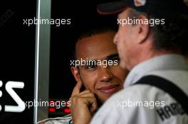 14.02.2008 Jerez, Spain,  Lewis Hamilton (GBR), McLaren Mercedes talks with Jo Ramirez - Formula 1 Testing, Jerez