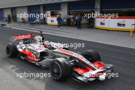 14.02.2008 Jerez, Spain,  Heikki Kovalainen (FIN), McLaren Mercedes, MP4-23, drives past the Renault F1 Team, garage - Formula 1 Testing, Jerez