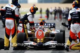 14.02.2008 Jerez, Spain,  Nelson Piquet Jr (BRA), Renault F1 Team, R27, pitstop practice - Formula 1 Testing, Jerez