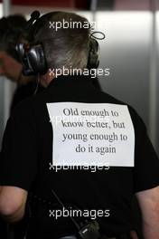 14.02.2008 Jerez, Spain,  Force India F1 Team, Team members with notices on their back, feature - Formula 1 Testing, Jerez