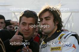 13.02.2008 Jerez, Spain,  Fernando Alonso (ESP), Renault F1 Team with fans - Formula 1 Testing, Jerez