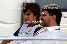 10.10.2008 Gotemba, Japan,  Fernando Alonso (ESP), Renault F1 Team, uis Garcia Abad (ESP), Manager of Fernando Alonso - Formula 1 World Championship, Rd 16, Japanese Grand Prix, Friday Practice