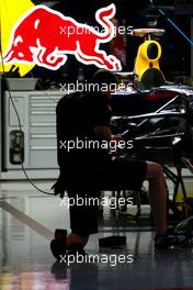 Red Bull Racing mechanic - Formula 1 World Championship, Rd 16, Japanese Grand Prix, Friday