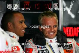 10.10.2008 Gotemba, Japan,  Heikki Kovalainen (FIN), McLaren Mercedes, Lewis Hamilton (GBR), McLaren Mercedes - Formula 1 World Championship, Rd 16, Japanese Grand Prix, Friday Practice