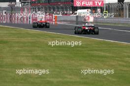 10.10.2008 Gotemba, Japan,  Lewis Hamilton (GBR), McLaren Mercedes, Jarno Trulli (ITA), Toyota F1 Team - Formula 1 World Championship, Rd 16, Japanese Grand Prix, Friday Practice