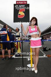 12.10.2008 Gotemba, Japan,  Fernando Alonso (ESP), Renault F1 Team, Grid girl - Formula 1 World Championship, Rd 16, Japanese Grand Prix, Sunday Grid Girl