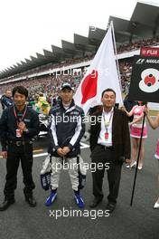 12.10.2008 Gotemba, Japan,  Ukyo Katayama (JPN), Fuji TV, Kazuki Nakajima (JPN), Williams F1 Team and his father Satoru - Formula 1 World Championship, Rd 16, Japanese Grand Prix, Sunday Pre-Race Grid