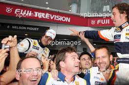 12.10.2008 Gotemba, Japan,  Renault F1 Team celebration, Nelson Piquet Jr (BRA), Renault F1 Team, Fernando Alonso (ESP), Renault F1 Team - Formula 1 World Championship, Rd 16, Japanese Grand Prix, Sunday Podium