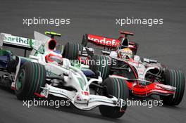 12.10.2008 Gotemba, Japan,  Rubens Barrichello (BRA), Honda Racing F1 Team, RA108, Lewis Hamilton (GBR), McLaren Mercedes, MP4-23 - Formula 1 World Championship, Rd 16, Japanese Grand Prix, Sunday Race