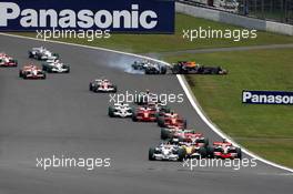 12.10.2008 Gotemba, Japan,  Robert Kubica (POL), BMW Sauber F1 Team, F1.08 leads Fernando Alonso (ESP), Renault F1 Team, R28  - Formula 1 World Championship, Rd 16, Japanese Grand Prix, Sunday Race