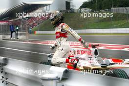 12.10.2008 Gotemba, Japan,  Adrian Sutil (GER), Force India F1 Team stopped his car after loosing his rear wheel at the pit lane exit - Formula 1 World Championship, Rd 16, Japanese Grand Prix, Sunday Race