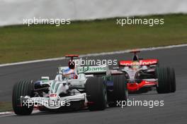 12.10.2008 Gotemba, Japan,  Jenson Button (GBR), Honda Racing F1 Team, RA108 and Lewis Hamilton (GBR), McLaren Mercedes, MP4-23 - Formula 1 World Championship, Rd 16, Japanese Grand Prix, Sunday Race