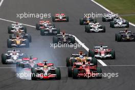 12.10.2008 Gotemba, Japan,  Start of the race, Lewis Hamilton (GBR), McLaren Mercedes , Kimi Raikkonen (FIN), Räikkönen, Scuderia Ferrari - Formula 1 World Championship, Rd 16, Japanese Grand Prix, Sunday Race