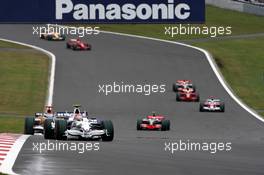 12.10.2008 Gotemba, Japan,  Robert Kubica (POL), BMW Sauber F1 Team, F1.08 leads Fernando Alonso (ESP), Renault F1 Team, R28 - Formula 1 World Championship, Rd 16, Japanese Grand Prix, Sunday Race