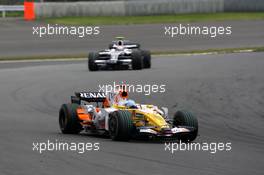 12.10.2008 Gotemba, Japan,  Fernando Alonso (ESP), Renault F1 Team, R28 leads Kazuki Nakajima (JPN), Williams F1 Team, FW30 - Formula 1 World Championship, Rd 16, Japanese Grand Prix, Sunday Race