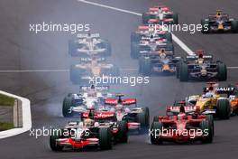 12.10.2008 Gotemba, Japan,  Start of the race, Lewis Hamilton (GBR), McLaren Mercedes , Kimi Raikkonen (FIN), Räikkönen, Scuderia Ferrari  - Formula 1 World Championship, Rd 16, Japanese Grand Prix, Sunday Race
