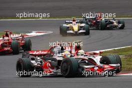 12.10.2008 Gotemba, Japan,  Felipe Massa (BRA), Scuderia Ferrari, F2008 and Lewis Hamilton (GBR), McLaren Mercedes, MP4-23 - Formula 1 World Championship, Rd 16, Japanese Grand Prix, Sunday Race