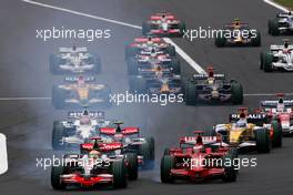 12.10.2008 Gotemba, Japan,  Start of the race, Lewis Hamilton (GBR), McLaren Mercedes , Kimi Raikkonen (FIN), Räikkönen, Scuderia Ferrari - Formula 1 World Championship, Rd 16, Japanese Grand Prix, Sunday Race