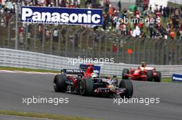 12.10.2008 Gotemba, Japan,  Sebastian Bourdais (FRA), Scuderia Toro Rosso, STR03 leads Felipe Massa (BRA), Scuderia Ferrari, F2008 - Formula 1 World Championship, Rd 16, Japanese Grand Prix, Sunday Race