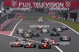 12.10.2008 Gotemba, Japan,  Start of the race, Lewis Hamilton (GBR), McLaren Mercedes , Kimi Raikkonen (FIN), Räikkönen, Scuderia Ferrari - Formula 1 World Championship, Rd 16, Japanese Grand Prix, Sunday Race