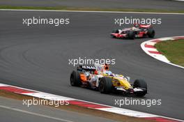 12.10.2008 Gotemba, Japan,  Fernando Alonso (ESP), Renault F1 Team, R28 leads Lewis Hamilton (GBR), McLaren Mercedes, MP4-23 - Formula 1 World Championship, Rd 16, Japanese Grand Prix, Sunday Race