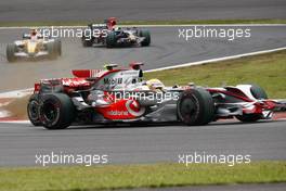 12.10.2008 Gotemba, Japan,  Felipe Massa (BRA), Scuderia Ferrari, F2008 and Lewis Hamilton (GBR), McLaren Mercedes, MP4-23 - Formula 1 World Championship, Rd 16, Japanese Grand Prix, Sunday Race