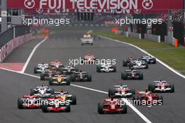 12.10.2008 Gotemba, Japan,  Start of the race, Lewis Hamilton (GBR), McLaren Mercedes , Kimi Raikkonen (FIN), Räikkönen, Scuderia Ferrari - Formula 1 World Championship, Rd 16, Japanese Grand Prix, Sunday Race