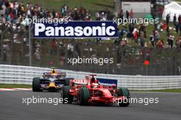 12.10.2008 Gotemba, Japan,  Kimi Raikkonen (FIN), Räikkönen, Scuderia Ferrari, F2008 leads Mark Webber (AUS), Red Bull Racing, RB4 - Formula 1 World Championship, Rd 16, Japanese Grand Prix, Sunday Race