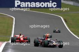 12.10.2008 Gotemba, Japan,  Sebastian Bourdais (FRA), Scuderia Toro Rosso leads Felipe Massa (BRA), Scuderia Ferrari - Formula 1 World Championship, Rd 16, Japanese Grand Prix, Sunday Race