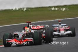 12.10.2008 Gotemba, Japan,  Lewis Hamilton (GBR), McLaren Mercedes, MP4-23 and Jarno Trulli (ITA), Toyota Racing, TF108 - Formula 1 World Championship, Rd 16, Japanese Grand Prix, Sunday Race