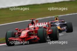 12.10.2008 Gotemba, Japan,  Kimi Raikkonen (FIN), Räikkönen, Scuderia Ferrari, F2008 and Mark Webber (AUS), Red Bull Racing - Formula 1 World Championship, Rd 16, Japanese Grand Prix, Sunday Race