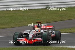 12.10.2008 Gotemba, Japan,  Felipe Massa (BRA), Scuderia Ferrari, F2008 and Lewis Hamilton (GBR), McLaren Mercedes, MP4-23 - Formula 1 World Championship, Rd 16, Japanese Grand Prix, Sunday Race