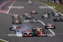 12.10.2008 Gotemba, Japan,  Start of the race, Lewis Hamilton (GBR), McLaren Mercedes , Kimi Raikkonen (FIN), Räikkönen, Scuderia Ferrari - Formula 1 World Championship, Rd 16, Japanese Grand Prix, Sunday Race