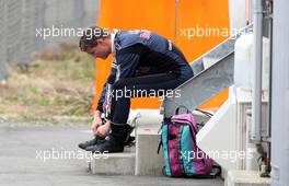 12.10.2008 Gotemba, Japan,  David Coulthard (GBR), Red Bull Racing on teh side of the track looking on his feet after the heavy crash in teh barriers - Formula 1 World Championship, Rd 16, Japanese Grand Prix, Sunday Race
