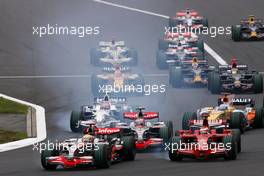 12.10.2008 Gotemba, Japan,  Start of the race, Lewis Hamilton (GBR), McLaren Mercedes , Kimi Raikkonen (FIN), Räikkönen, Scuderia Ferrari - Formula 1 World Championship, Rd 16, Japanese Grand Prix, Sunday Race