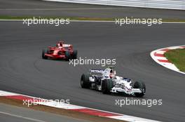 12.10.2008 Gotemba, Japan,  Robert Kubica (POL), BMW Sauber F1 Team, F1.08 leads Kimi Raikkonen (FIN), Räikkönen, Scuderia Ferrari, F2008 - Formula 1 World Championship, Rd 16, Japanese Grand Prix, Sunday Race