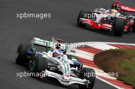 12.10.2008 Gotemba, Japan,  Jenson Button (GBR), Honda Racing F1 Team, RA108 leads Lewis Hamilton (GBR), McLaren Mercedes, MP4-23 - Formula 1 World Championship, Rd 16, Japanese Grand Prix, Sunday Race