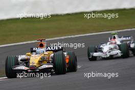 12.10.2008 Gotemba, Japan,  Fernando Alonso (ESP), Renault F1 Team, R28 and Robert Kubica (POL), BMW Sauber F1 Team, F1.08 - Formula 1 World Championship, Rd 16, Japanese Grand Prix, Sunday Race